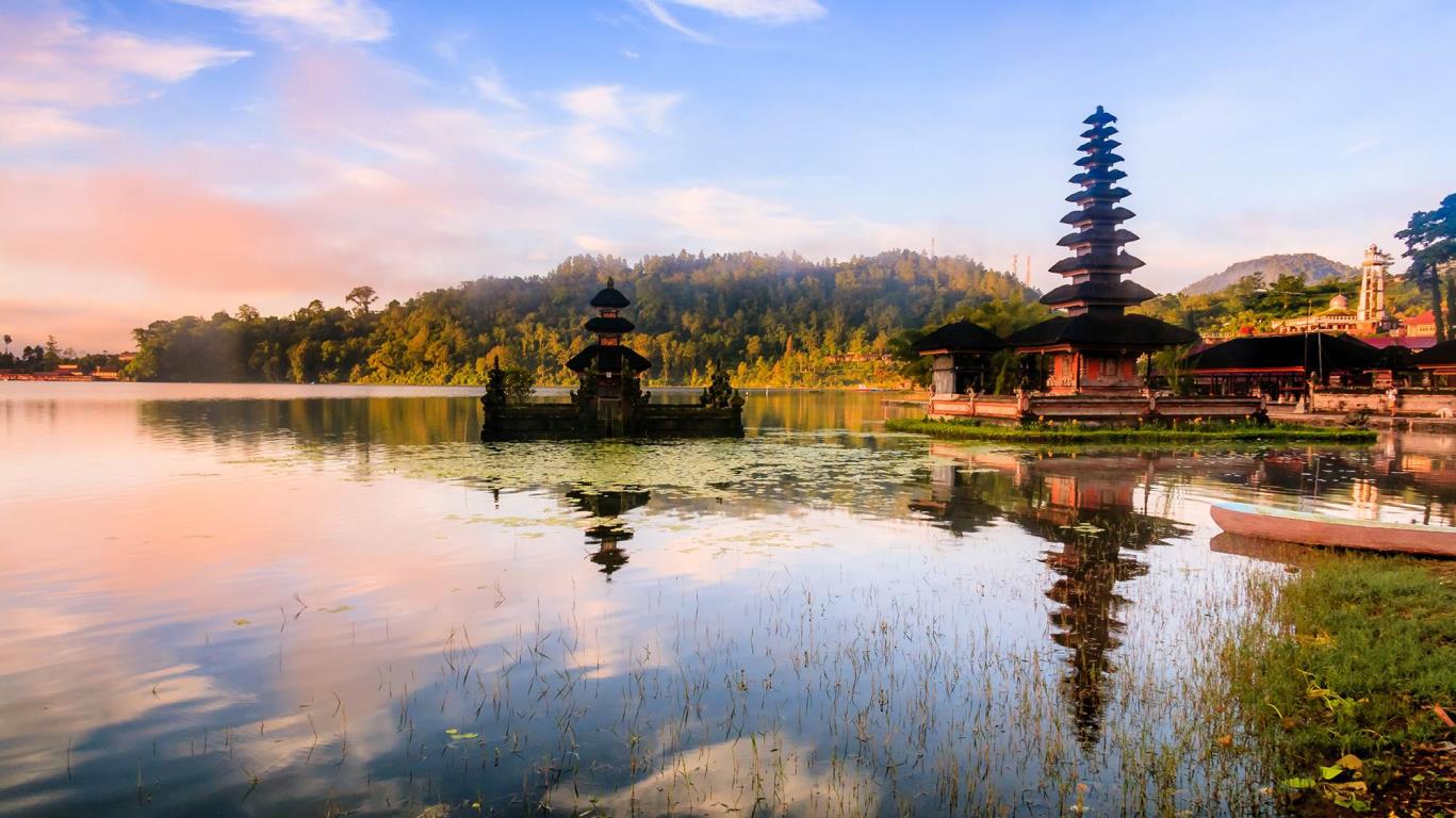 Tempel aan het water. Indonesië