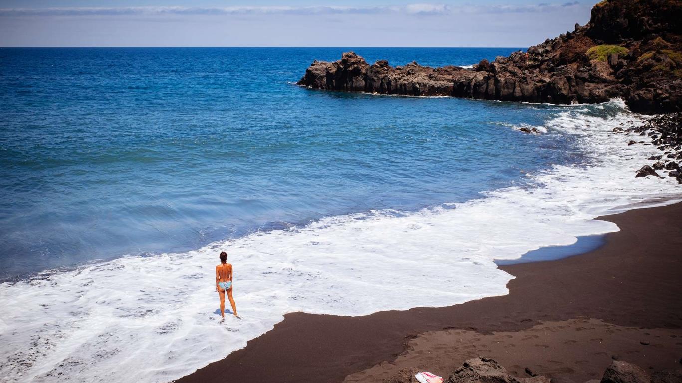 Een vrouw in de zee op Tenerife
