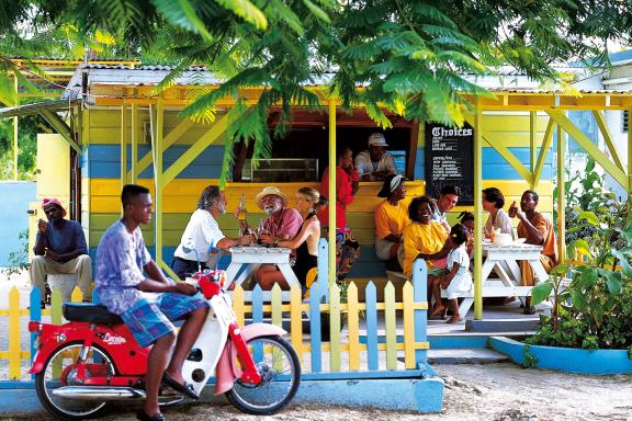 Bevolking op kleurrijk terras - Jamaica