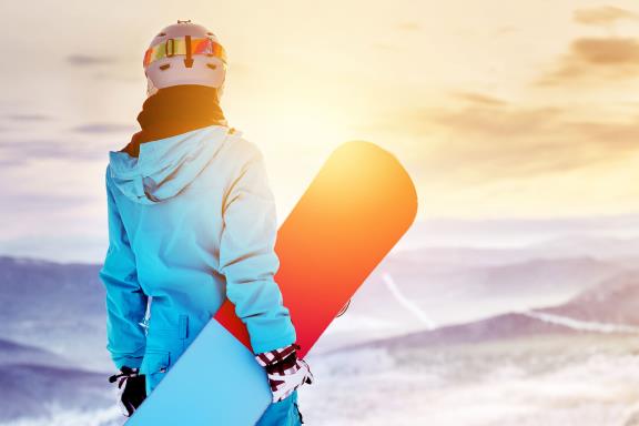 Vrouw op snowboard